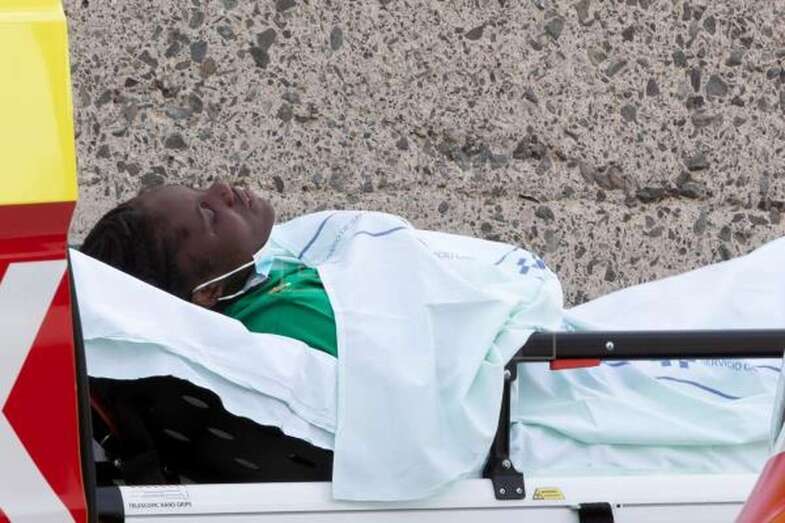 Imagen de la inmigrante embarazada que iba en la patera/Quique Curbelo/EFE.